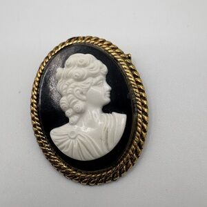 Vintage Cameo Brooch Pendant – Gold-Tone Frame, Black & White Profile